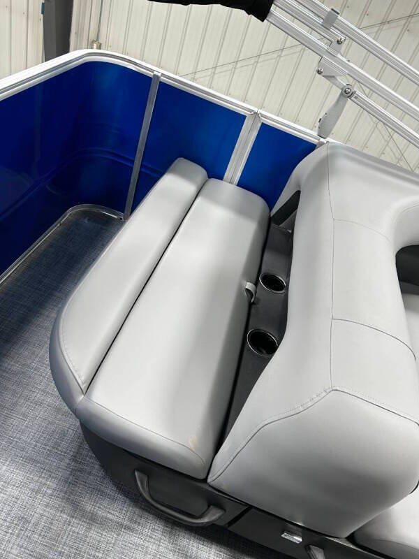 2026 Sun Tracker Party Barge 18 DLX