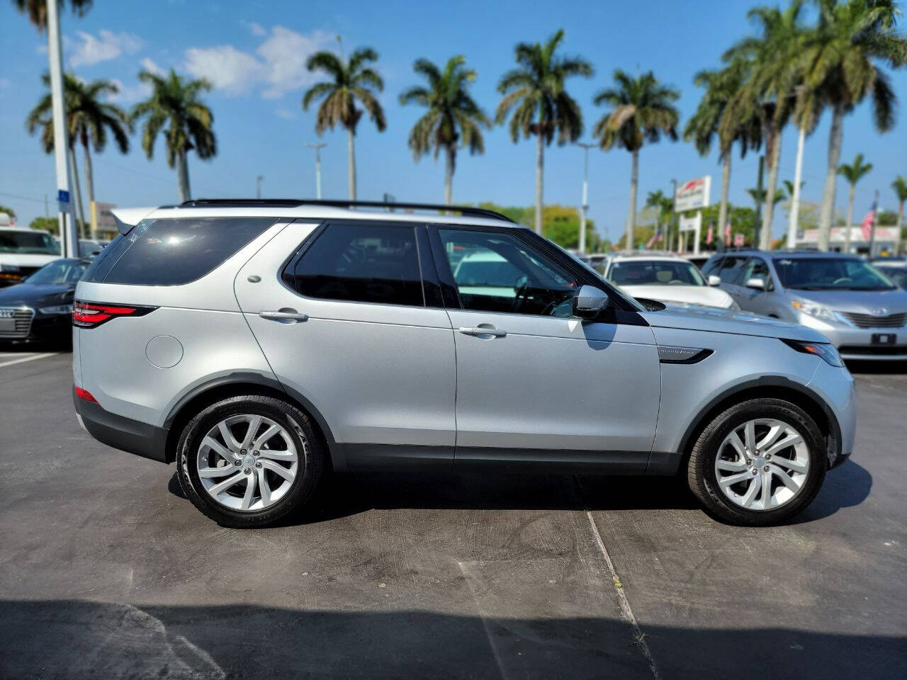 2017 Land Rover Discovery  - $29,900