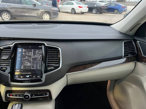 2016 Volvo XC90 T6 Momentum