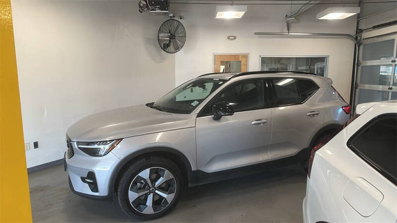 2023 Volvo XC40 B5 Plus Dark Theme