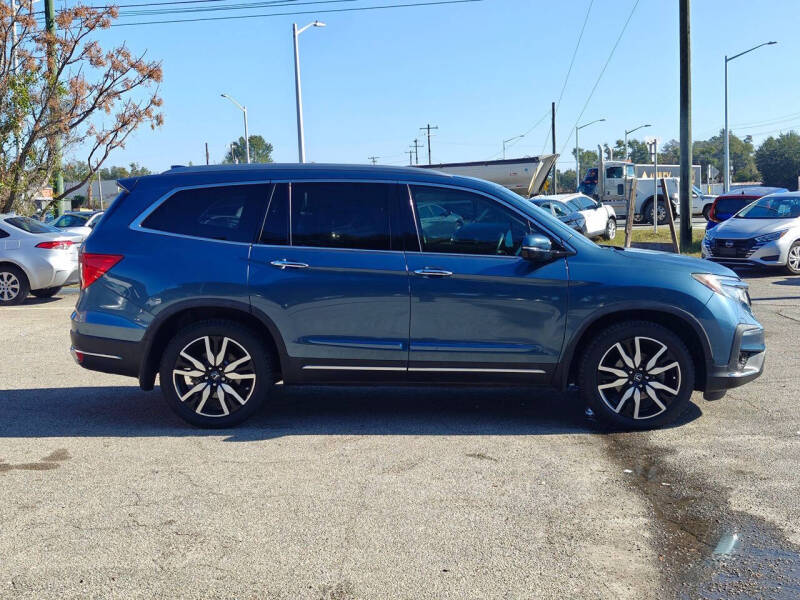 2020 Honda Pilot Touring w/Rear Captain's Chairs
