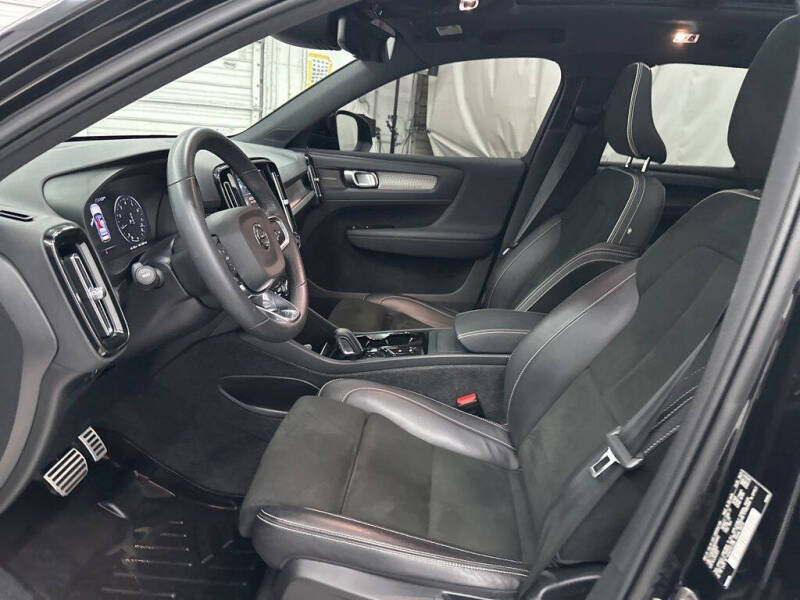 2022 Volvo XC40 T5 R-Design