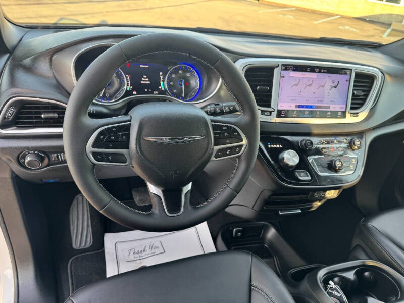 2025 Chrysler Voyager LX