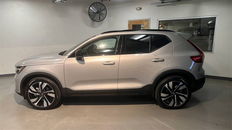 2025 Volvo XC40 B5 Plus Dark Theme