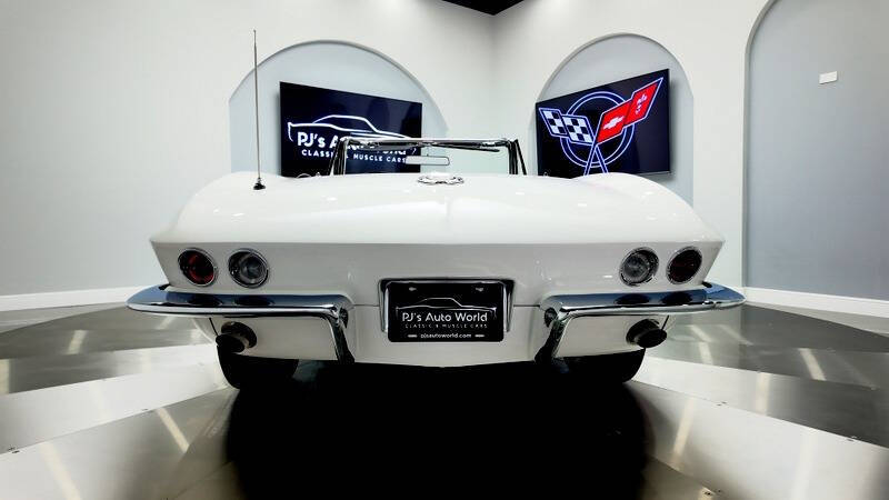 1965 Chevrolet Corvette 18