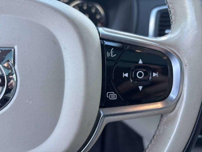 2020 Volvo XC90 T6 Momentum 6-Passenger