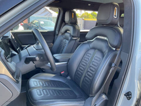 2025 Rivian R1S
