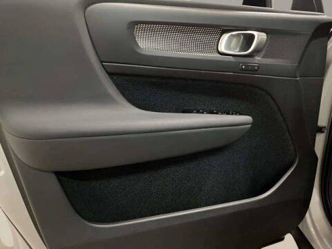 2025 Volvo XC40 B5 Plus Dark Theme