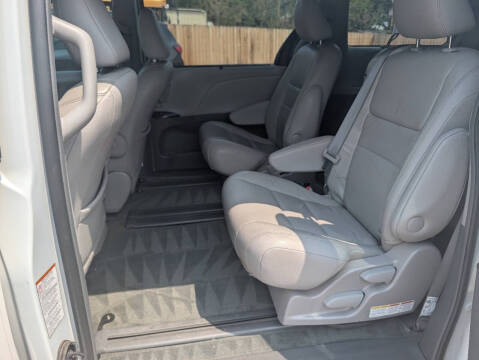 2017 Toyota Sienna XLE 7-Passenger Auto Access Seat