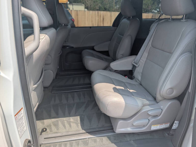 2017 Toyota Sienna XLE 7-Passenger Auto Access Seat