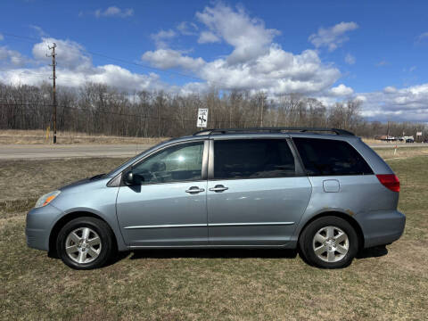 2004 Toyota Sienna LE 8 Passenger