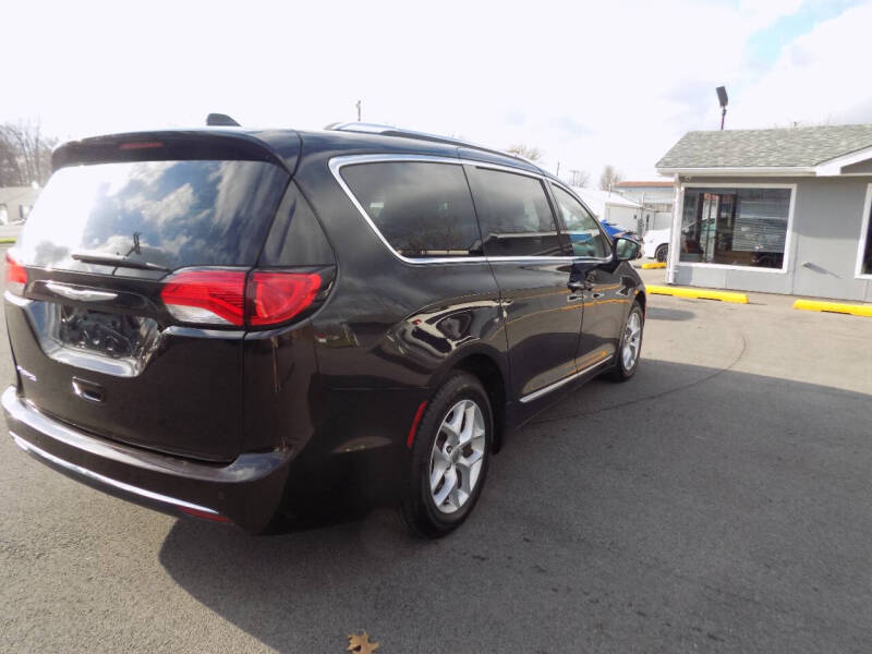 2017 Chrysler Pacifica Touring-L Plus