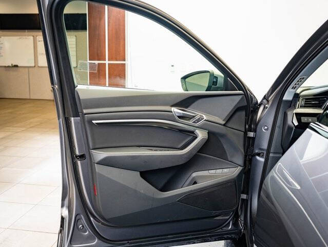 2022 Audi e-tron quattro Premium