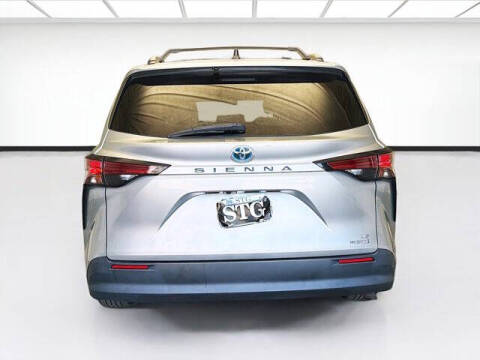 2022 Toyota Sienna LE 8-Passenger