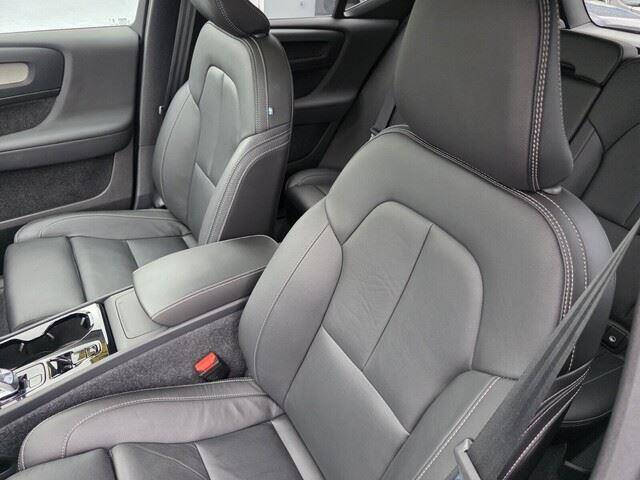 2024 Volvo XC40 B5 Plus Dark Theme