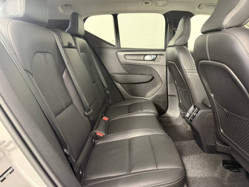 2025 Volvo XC40 B5 Plus Bright Theme