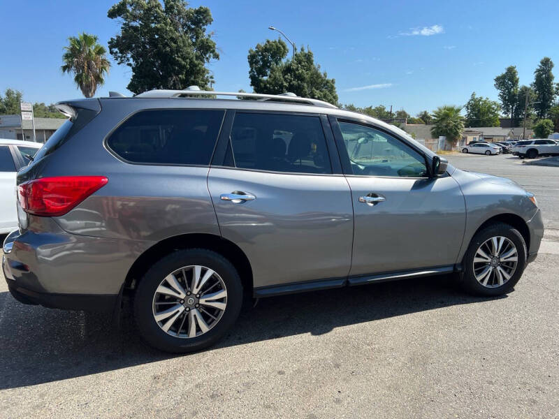 2020 Nissan Pathfinder S photo 3