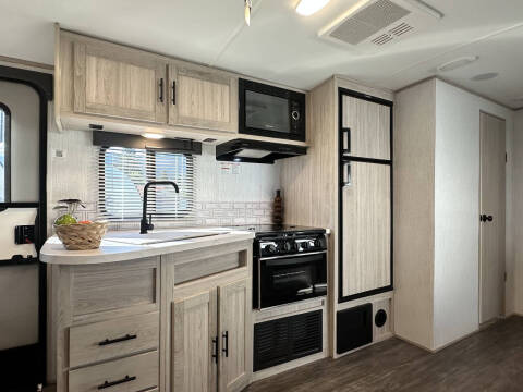 2022 **REDUCED** Shadow Cruiser 280QBS / 31ft