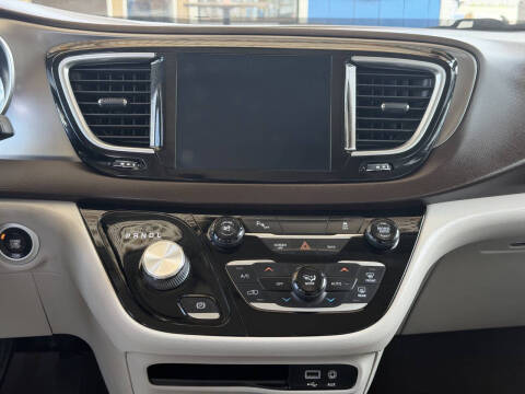 2017 Chrysler Pacifica Touring-L Plus