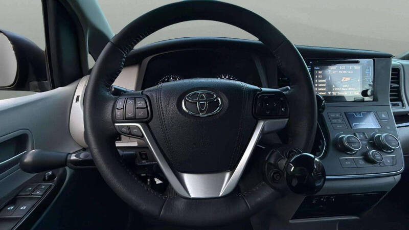 2017 Toyota Sienna XLE Premium 8-Passenger