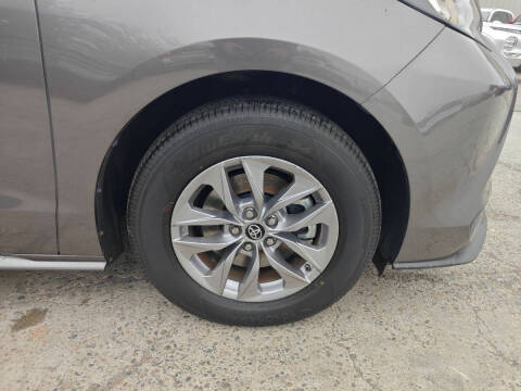 2022 Toyota Sienna LE 8-Passenger