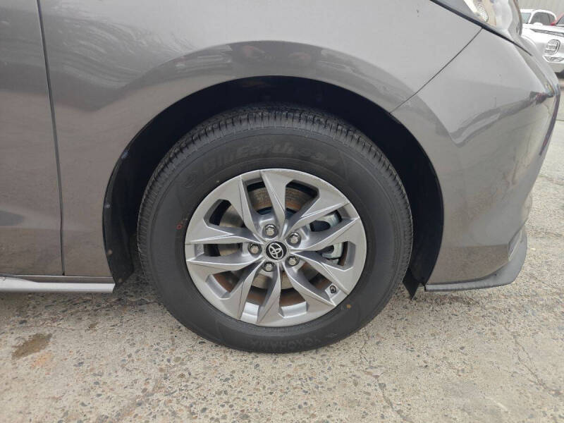 2022 Toyota Sienna LE 8-Passenger