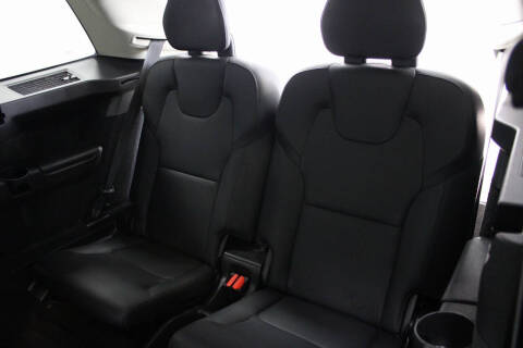 2022 Volvo XC90 T6 Momentum 6-Passenger