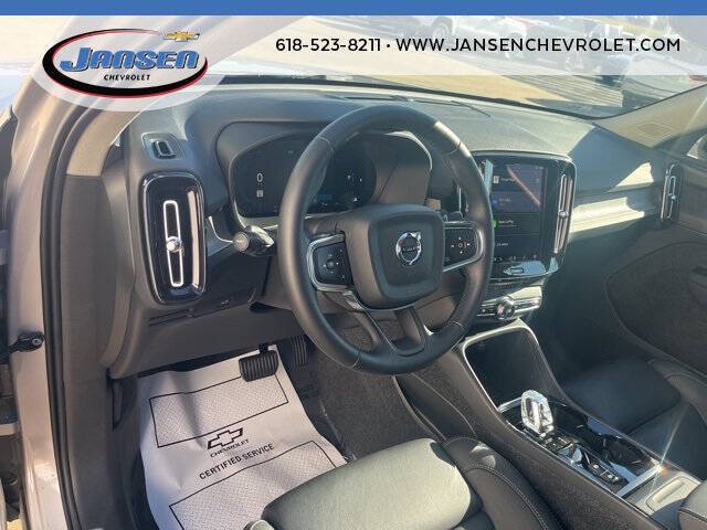 2025 Volvo XC40 B5 Plus Dark Theme