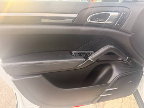 2017 Porsche Cayenne Platinum Edition