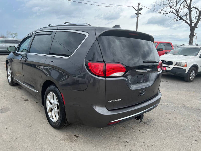 2017 Chrysler Pacifica Touring-L Plus
