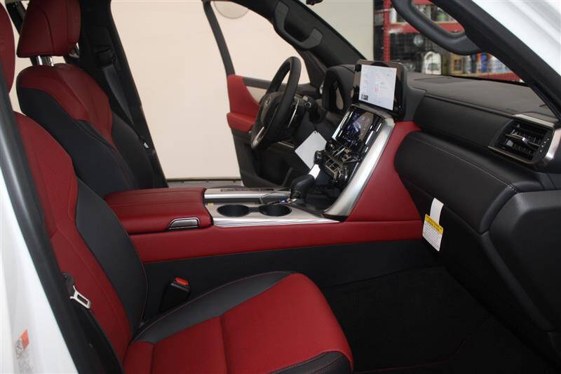 2025 Lexus LX 700h F SPORT Handling