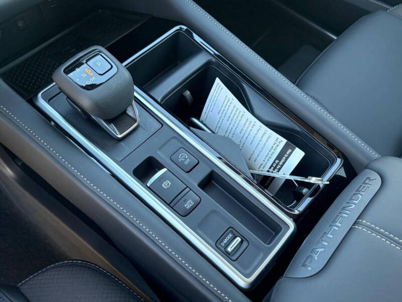 2025 Nissan Pathfinder SL