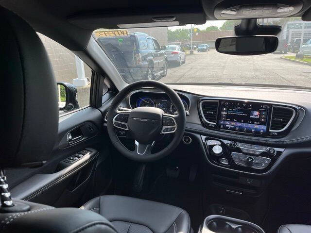 2027 Chrysler Pacifica Select