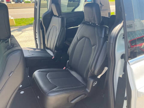 2027 Chrysler Pacifica Select