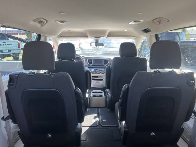 2022 Chrysler Voyager LX