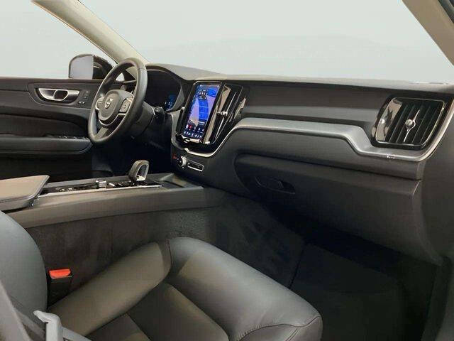 2025 Volvo XC60 B5 Core Dark Theme