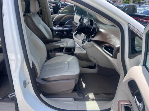 2017 Chrysler Pacifica Touring-L