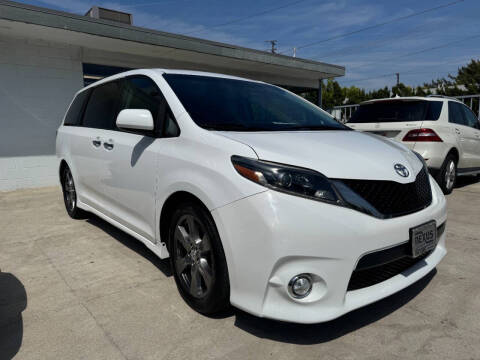 2017 Toyota Sienna SE 8-Passenger