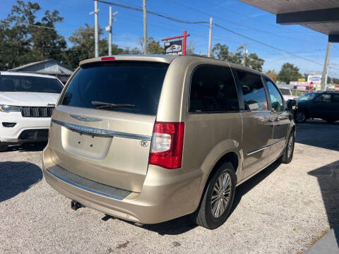 2015 Chrysler Town and Country Touring-L