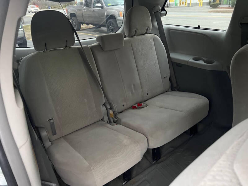 2013 Toyota Sienna LE 7-Passenger