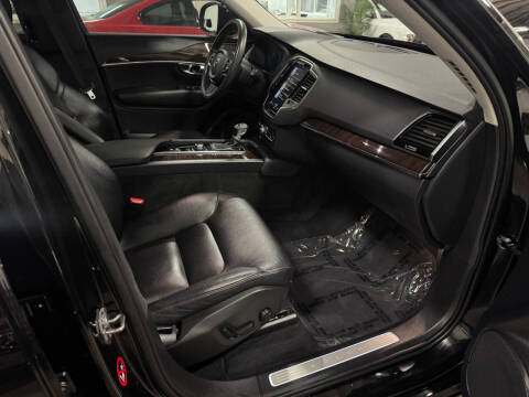 2016 Volvo XC90 T6 Momentum