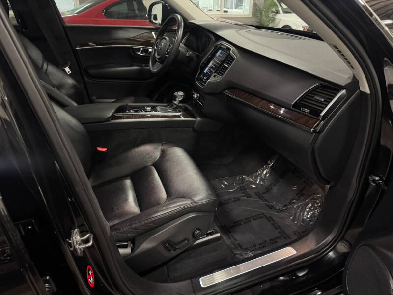 2016 Volvo XC90 T6 Momentum