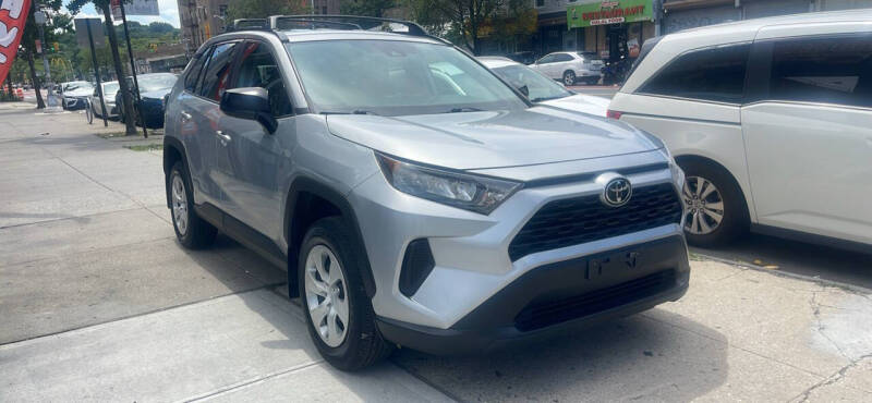 2021 Toyota RAV4 LE's photo