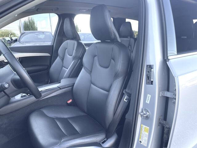 2025 Volvo XC90 B5 Core Bright Theme