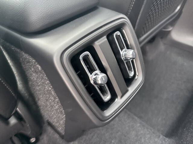 2025 Volvo XC40 B5 Ultra Bright Theme