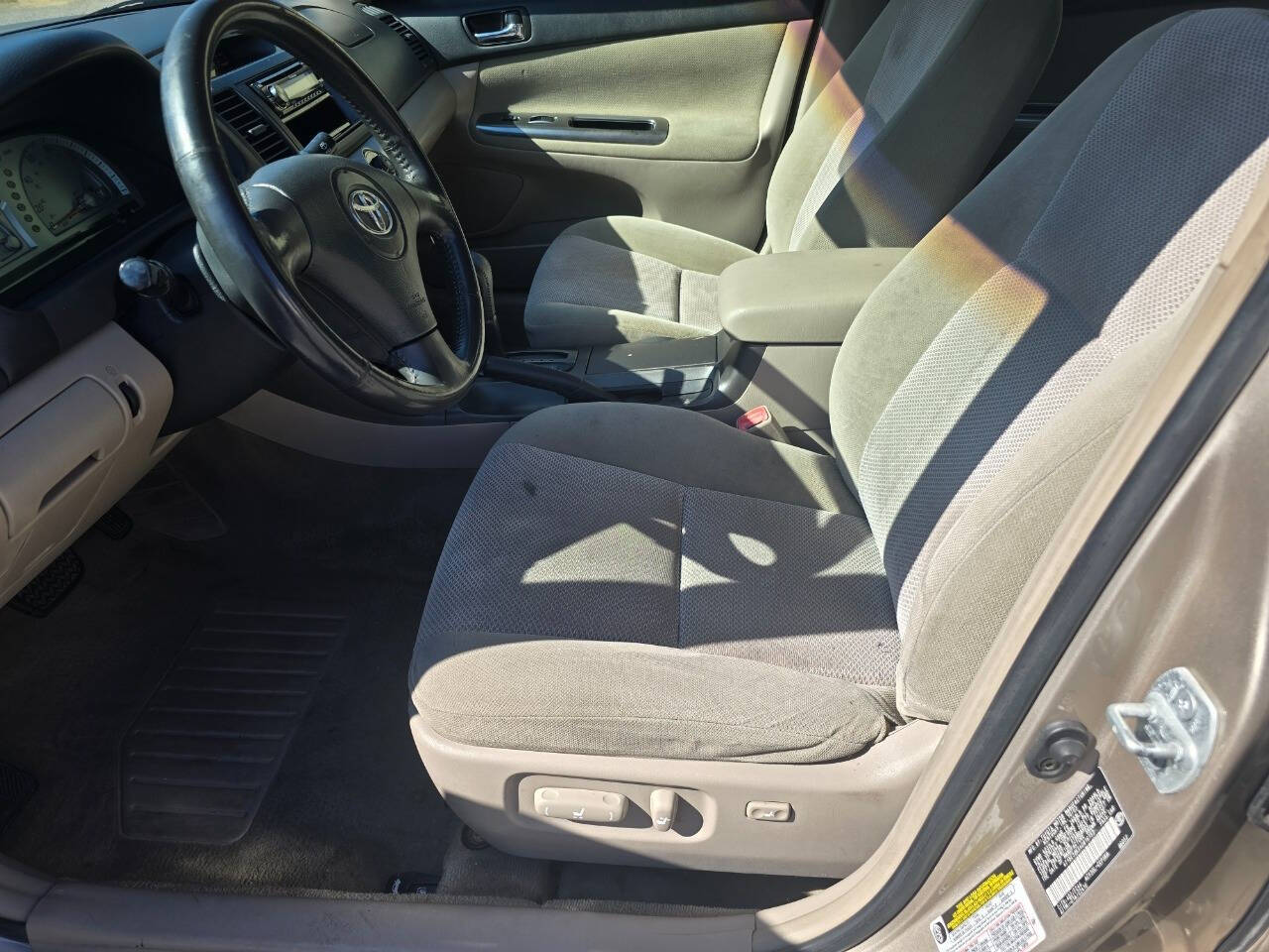 2004 Toyota Camry for sale at QUEENSGATE AUTO SALES in York, PA