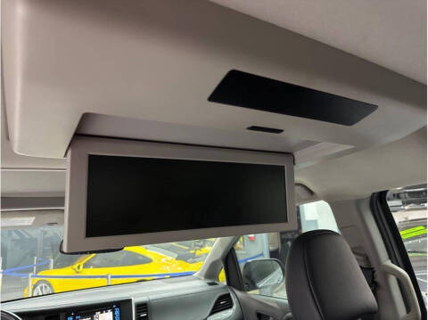 2017 Toyota Sienna SE Premium 8-Passenger