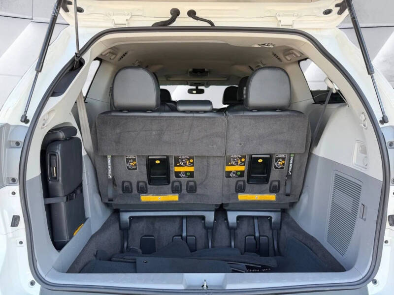 2012 Toyota Sienna SE 8-Passenger