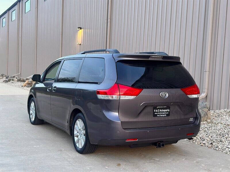 2014 Toyota Sienna XLE photo 8