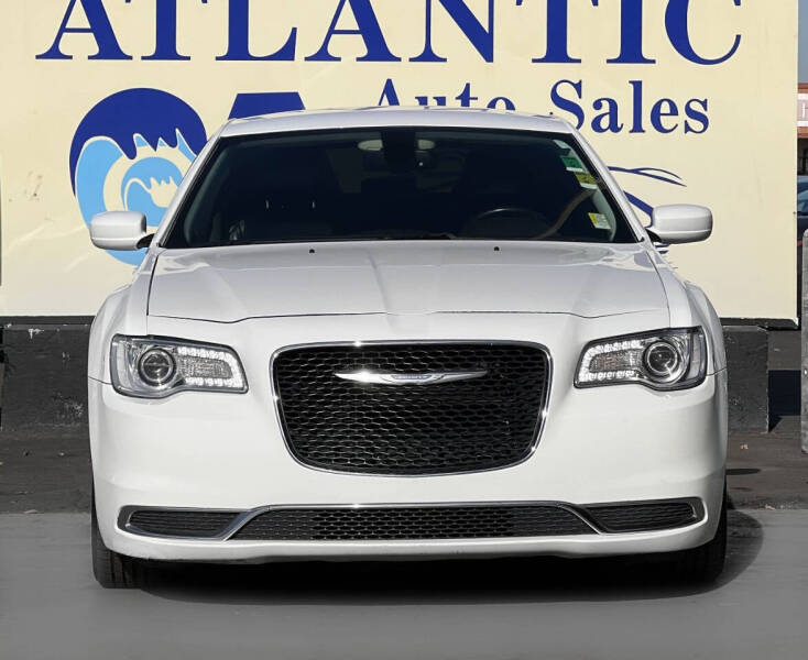 2016 Chrysler 300 Limited photo 2